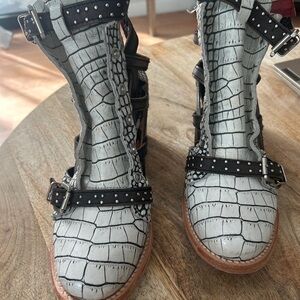 Women's Crocodile Patterned Boots
